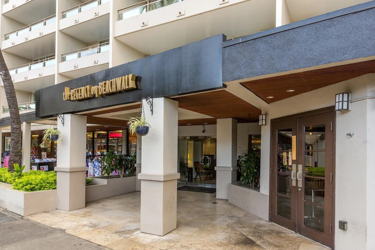 Regency On Beachwalk Waikiki By Outrigger Honolulu Exterior photo