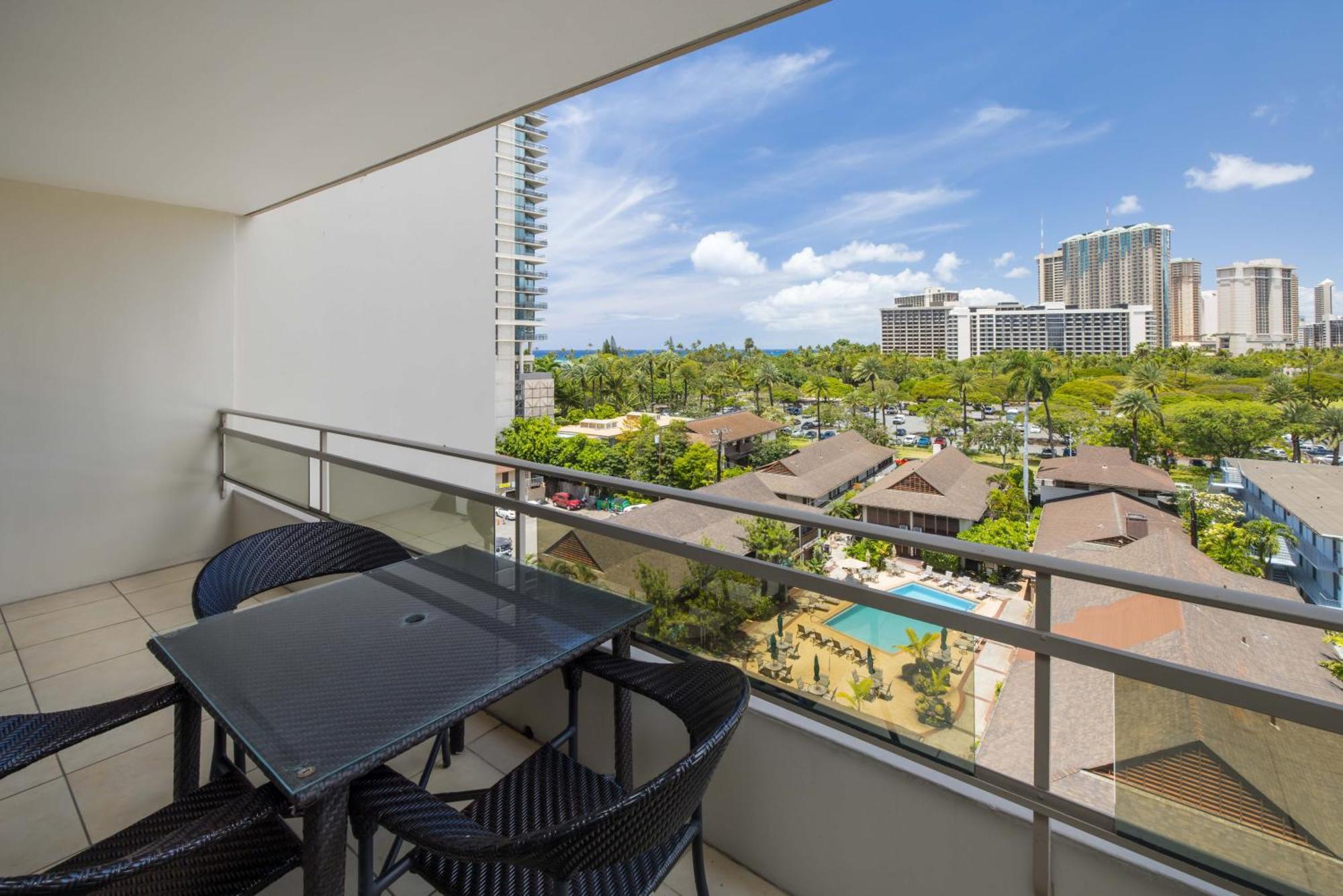 Regency On Beachwalk Waikiki By Outrigger Honolulu Room photo