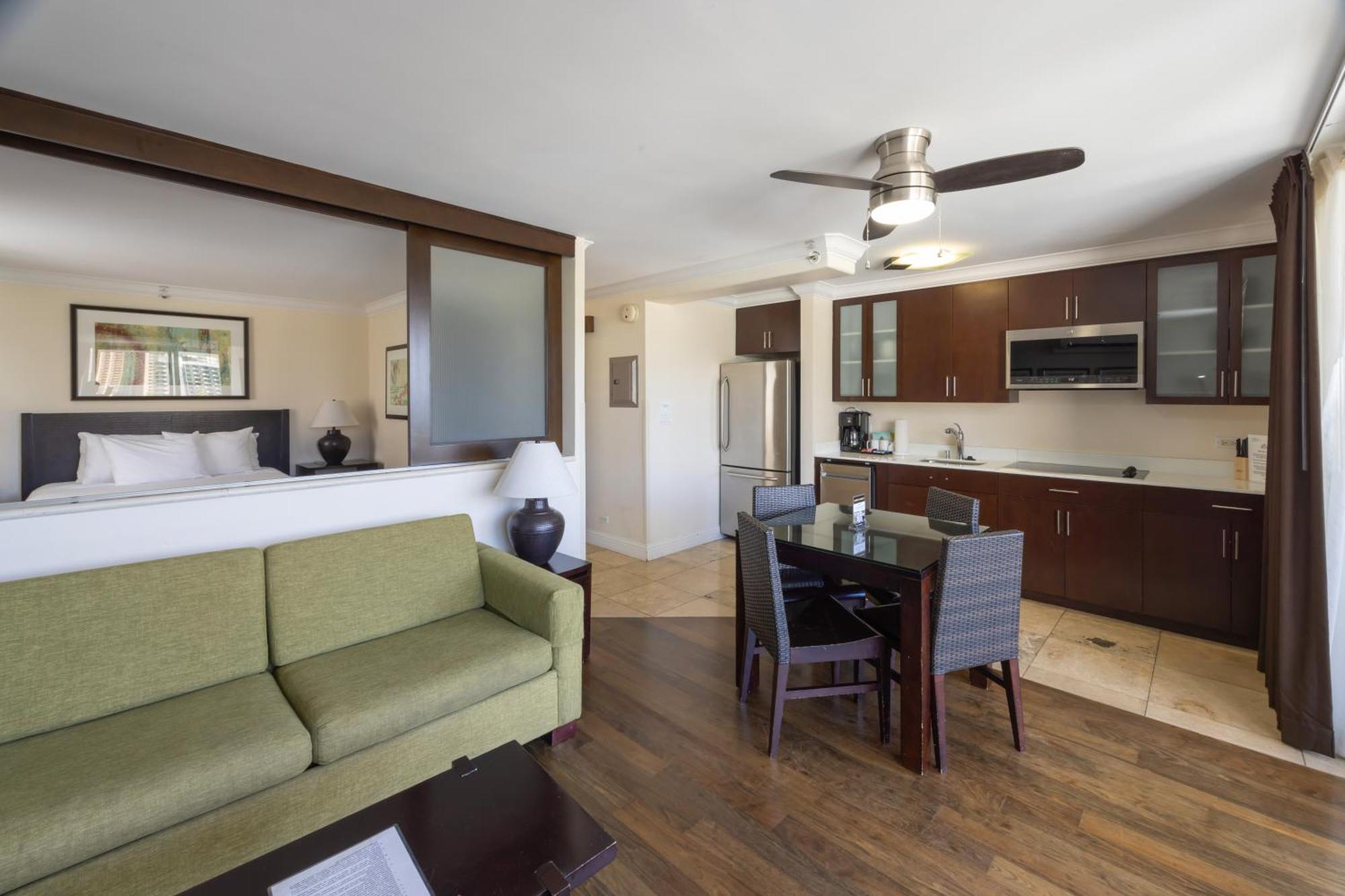 Regency On Beachwalk Waikiki By Outrigger Honolulu Room photo